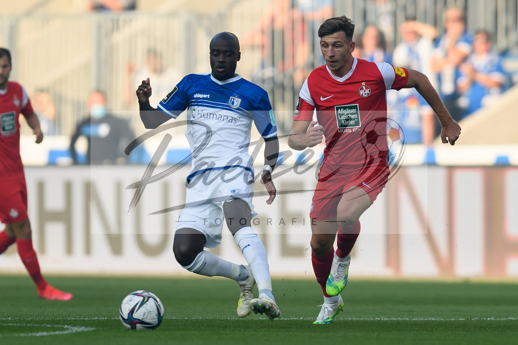 FCMFCK20210904_121 | Fussball, Herren: Amara Conde (1. FC Magdeburg) und Daniel Hanslik (1. FC Kaiserslautern) im Zweikampf beim Spiel der 3. Liga zwischen 1. FC Magdeburg und 1. FC Kaiserslautern in der MDCC-Arena am 04.09.2021 in Magdeburg, Deutschland.DFB / DFL REGULATIONS PROHIBIT ANY USE OF PHOTOGRAPHS AS IMAGE SEQUENCES AND/OR QUASI-VIDEO. - Realisiert mit Pictrs.com
