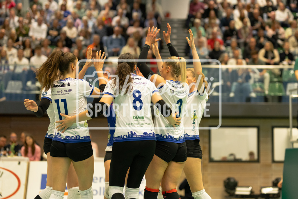 Volleyball I Frauen I Saison 2025-2026 I 2. Bundesliga I VC Osnabrück - SCU Emlichheim-27 | Lisanne Masselink (11, VC Osnabrück) Maya Sendner (8, VC Osnabrück) Lisa Lammers (3, VC Osnabrück) - Realisiert mit Pictrs.com