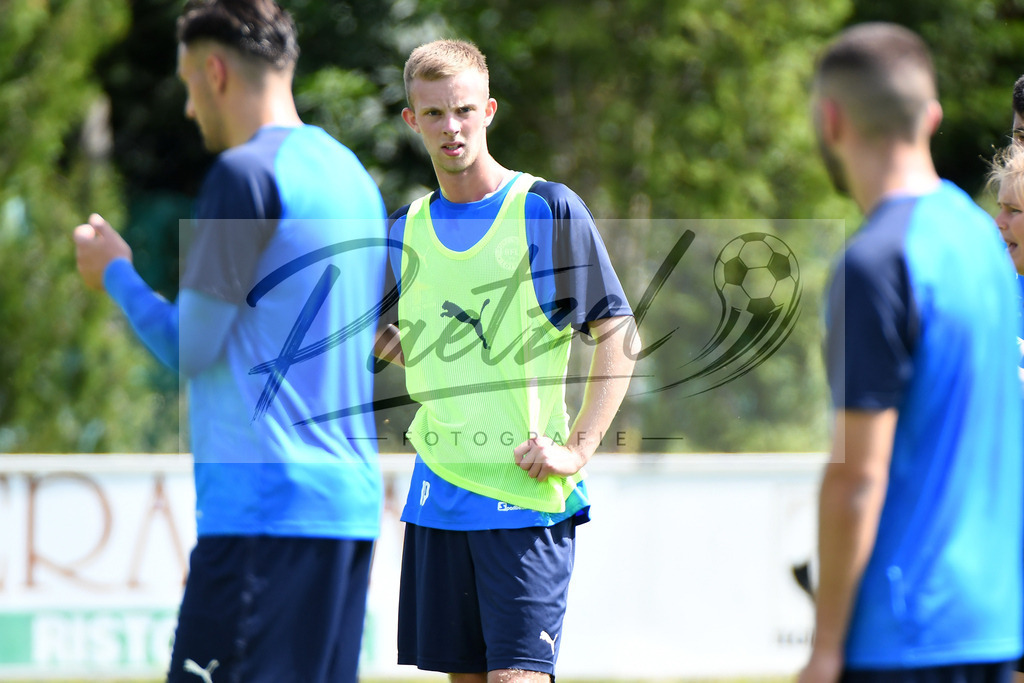 TRASFL20200713_0070 | Fussball, Herren: Bennet van den Berg (SF Lotte) schaut bei der Trainingseinheit von SF Lotte im Sportpark am Lotter Kreuz am 13.07.2020 in Lotte, Deutschland. - Realisiert mit Pictrs.com