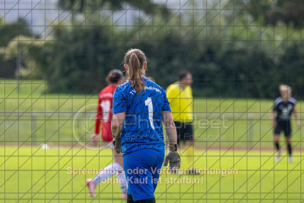 20250928_131731_0181 | #,1.FC Donzdorf (schwarz) vs. TV Derendingen (rot), Fussball, Frauen-Verbandsliga Württemberg, 03. Spieltag, Saison 2025/2026, Rasenplatz Lautertal Stadion, Süßener Straße 16, 73072 Donzdorf, 28.09.2025 - 13:00 Uhr,Foto: PhotoPeet-Sportfotografie/Peter Harich