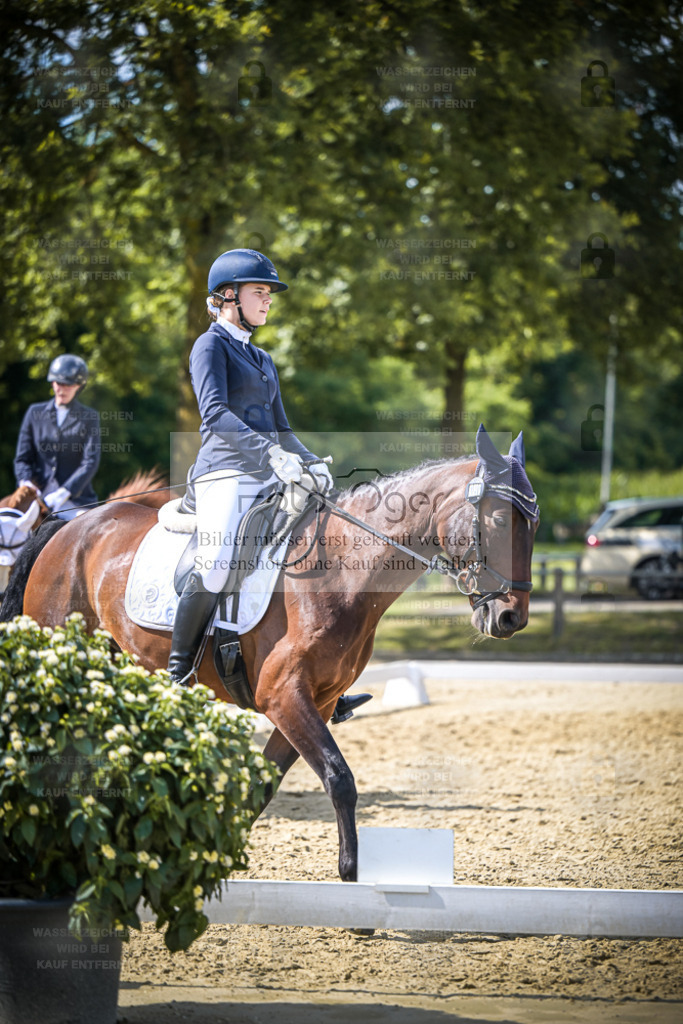 DOS_7643 | Entdecke hochwertige Reitturnierfotos von Foto Oger. Professionell, emotional und authentisch – jetzt Lieblingsmomente im Shop bestellen. - Realisiert mit Pictrs.com
