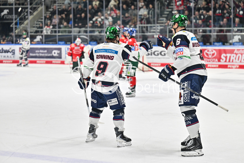 Augsburger Panther - Eisbären Berlin | AUGSBURG, GERMANY - 27. JANUARY: Jubel der Gäste nach dem Treffer zum 0-1 durch Ty RONNING (Eisbären Berlin 9) / Tor / Torschuetze / Freude / Happy während dem Match zwischen den Augsburger Panthern und den Fischtown Pinguins am 43. Spieltag der Penny DEL im Curt Frenzel Stadion