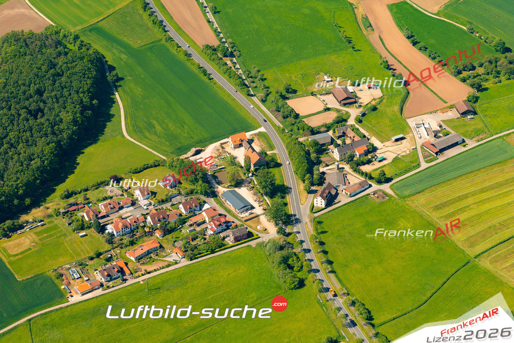 Das Luftbild zeigt : Debring Stegaurach - Die Luftaufnahme wurde 2024 vom UL-Flugzeug aus erstellt ( keine Drohne ) - Hochauflösende Luftaufnahme - Für grossformatige Ausdrucke geeignet. Die Geschenkidee !Mit Lizenz und Bildrechte bestellbar