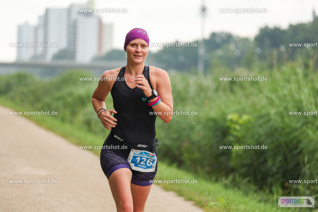 LUR_1863 | 34. M-net Erlanger Triathlon 2025 #erlangertriathlon  #mnettriathlon2025 #mnettriathlon #team #olympischedistanz #mitteldistanz #triathlon #maindonaukanal  #erlangertriathlon2025 #yourpictrs #tv1848 #tv1848erlangen  #triathlonbayern #sportinerlangen #demsportverbunden #sportshot_your_pictrs Copyright: www.sportshot.de