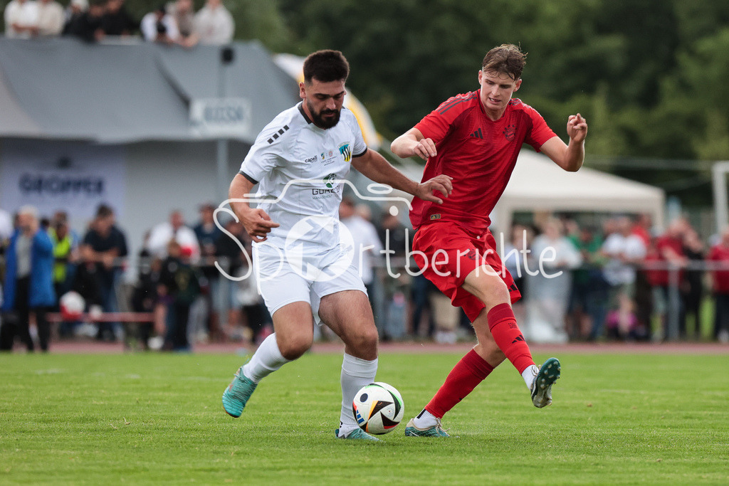 SSV Dillingen - FC Bayern Amateure | Im Duell Alban NURAJ (SSV #27) und Grayson DETTONI (FCB #4 / Zweikampf