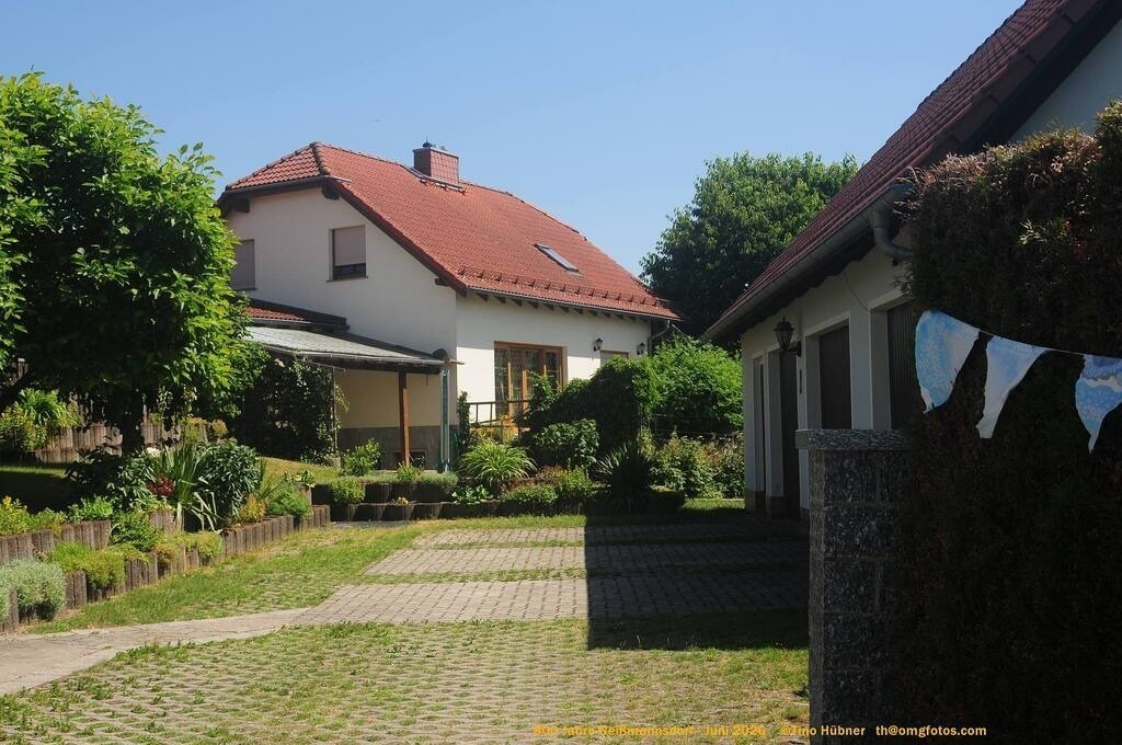 Geißmannsdorf-2026-Ortsbilder-652 | Geißmannsdorf bei Bischofswerda im Sommer 2026. Ein fotografischer Streifzug durch das Dorf Geißmannsdorf, mit Gebäuden, Straßen, Strohpuppen und geschmückten Vorgärten und Grundstücken anlässlich der 800-Jahr-Feier von Geißmannsdorf im Juni 2026 - Realisiert mit Pictrs.com