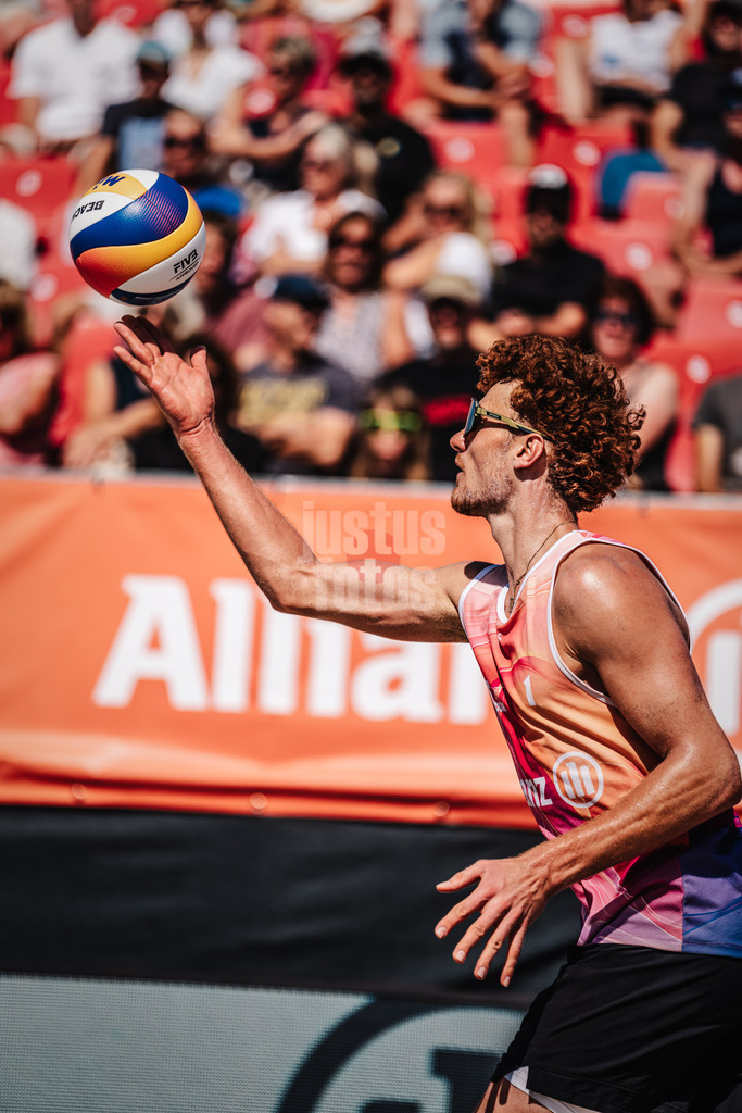 Beachvolleyball | Männer  | Allianz German Beach Tour 2024 | Tourstop Kühlungsborn | 10.08.2024 | Max Just bei der Angabe