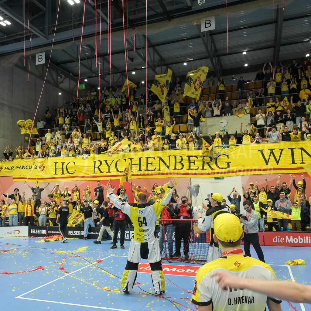 Zug United vs HC Rychenberg - 22. February 2025 | Zug United vs HC RychenbergSporthalle Wankdorf, BernNicolas Schüpbach (#54 HC Rychenberg Winterthur) feiert mit den Fans.Bild: Sportfotografie Markus Aeschimann | www.markus-aeschimann.ch - Realisiert mit Pictrs.com