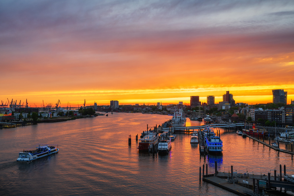 10240501 - Hamburger Hafen im Abendrot | Wunderschöner Blick auf die Elbe, den Hamburger Hafen und die Landungsbrücken im Abendrot.
