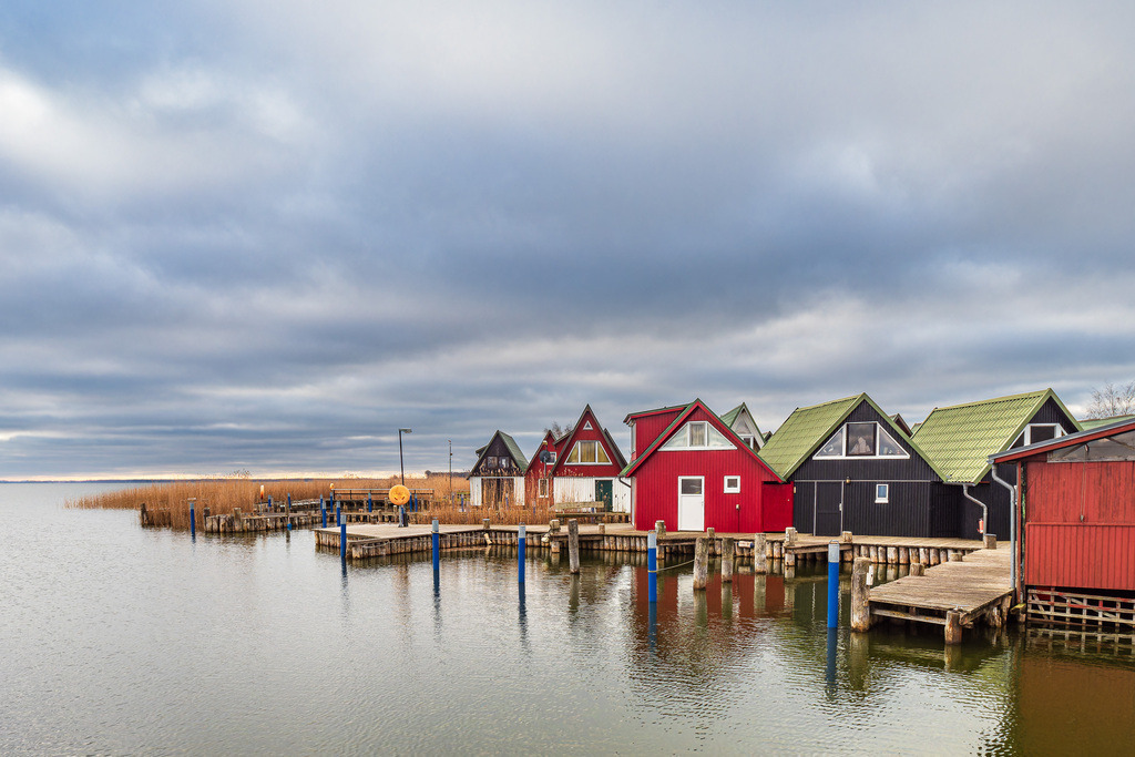 Bootshäuser im Hafen von Althagen am Bodden auf dem Fischland-Darß | Bootshäuser im Hafen von Althagen am Bodden auf dem Fischland-Darß.