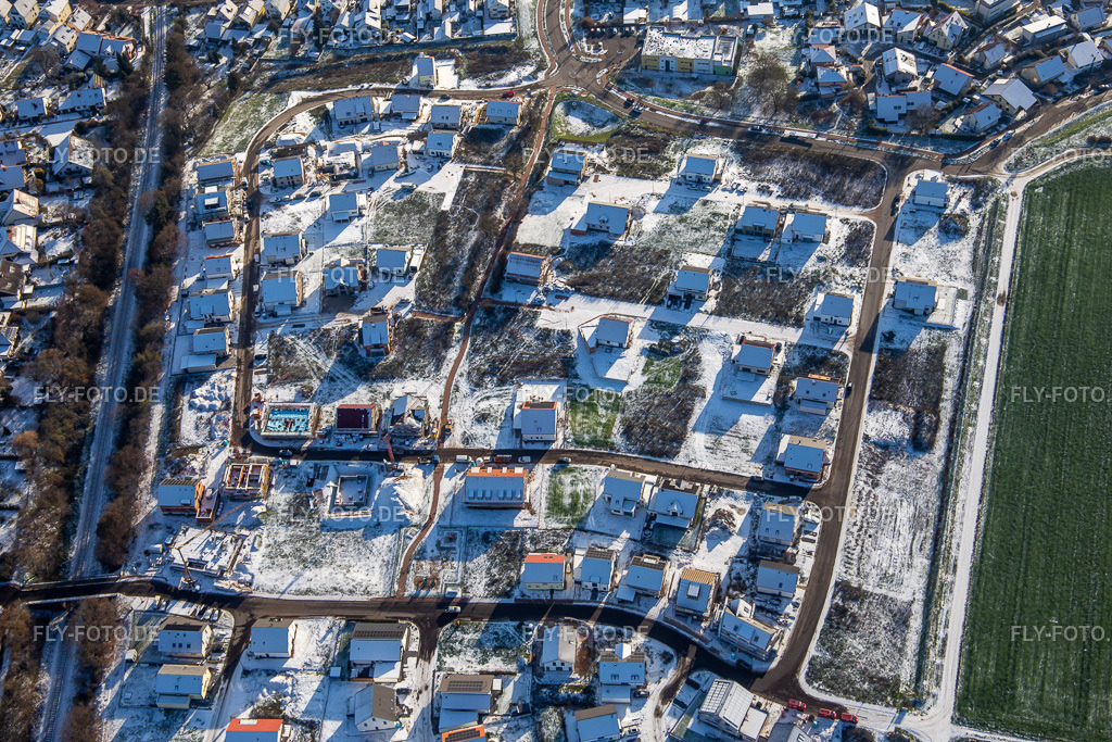Neubaugebiet K2 im Winter bei Schnee | Luftbild: Neubaugebiet K2 im Winter bei Schnee in Kandel im Bundesland Rheinland-Pfalz in Deutschland. Foto: IMG_135396.jpg vom 16.12.2022 durch ©2025 Werner Riehm fly-foto.de/copyright - Realisiert mit Pictrs.com