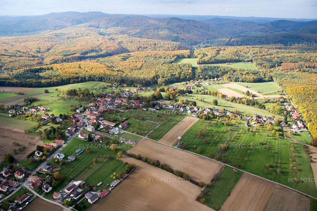 Aerial view: View of the town in Frœschwiller in the state Bas-Rhin, France. – Photo: IMG_084611.jpg taken on 10/23/2015 by Werner Riehm/FLY-FOTO.com – Resolution of the original: 5472 x 3648 px