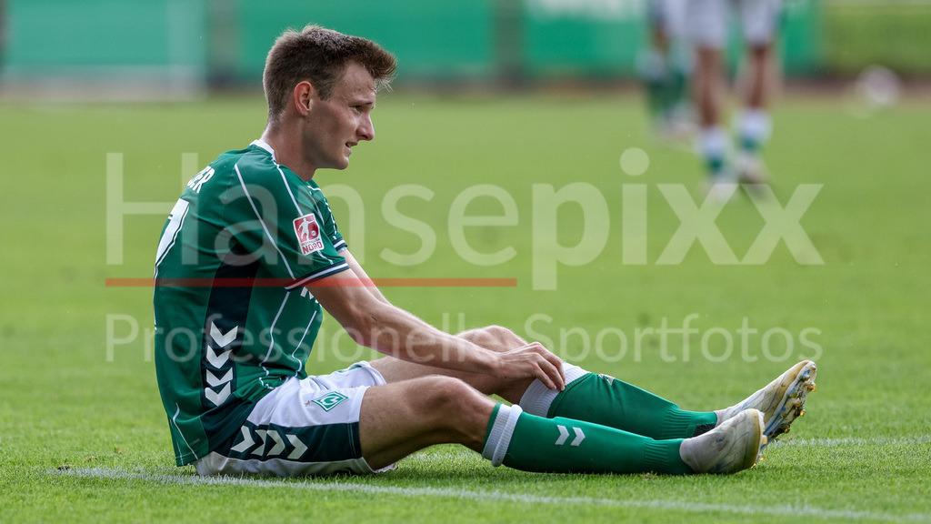 Fussball, Regionalliga Nord, SV Werder Bremen II - SC Weiche Flensburg | Ole Schulz (SV Werder Bremen II, 27) sitzt enttäuscht auf dem Rasen, entäuscht schauend, Enttäuschung