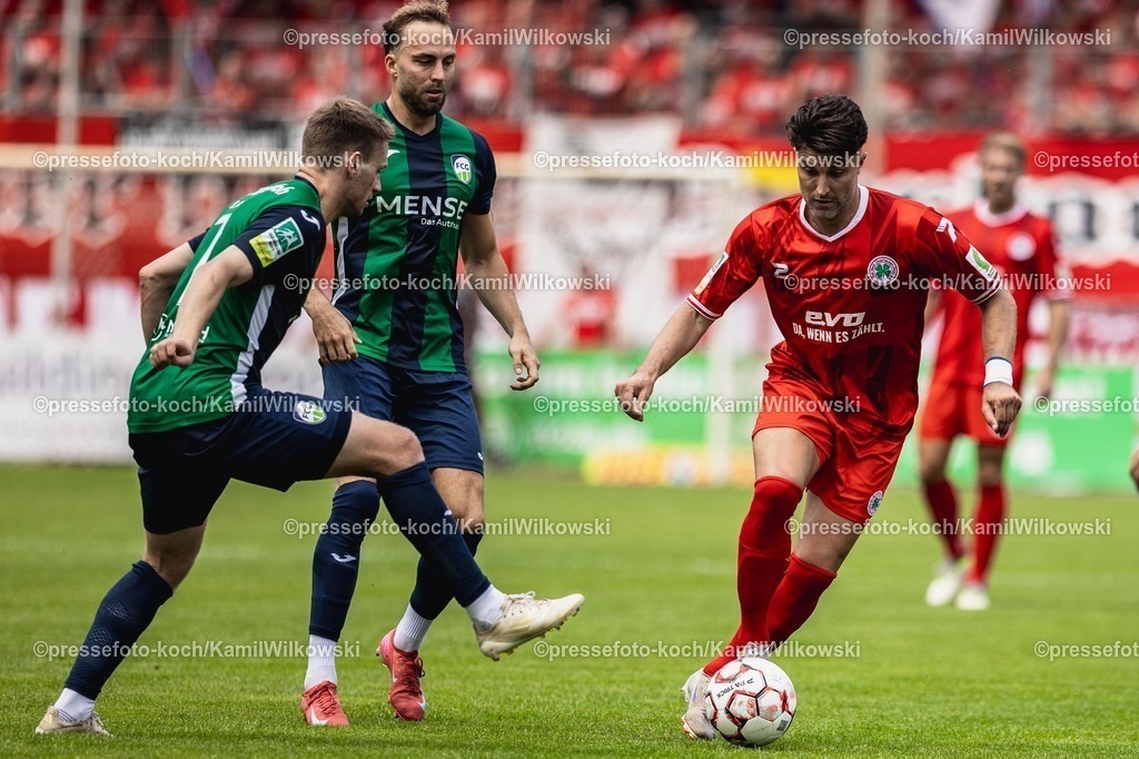 xKWI26072501026 | 26.07.2025, xkwix, Fußball, Regionalliga-West, Rot-Weiß Oberhausen - FC Gütersloh, Stadion Niederrhein: Moritz Stoppelkamp (Rot-Weiß Oberhausen #10) im Zweikampf gegen Jan-Lukas Liehr ( FC Gütersloh #7 )