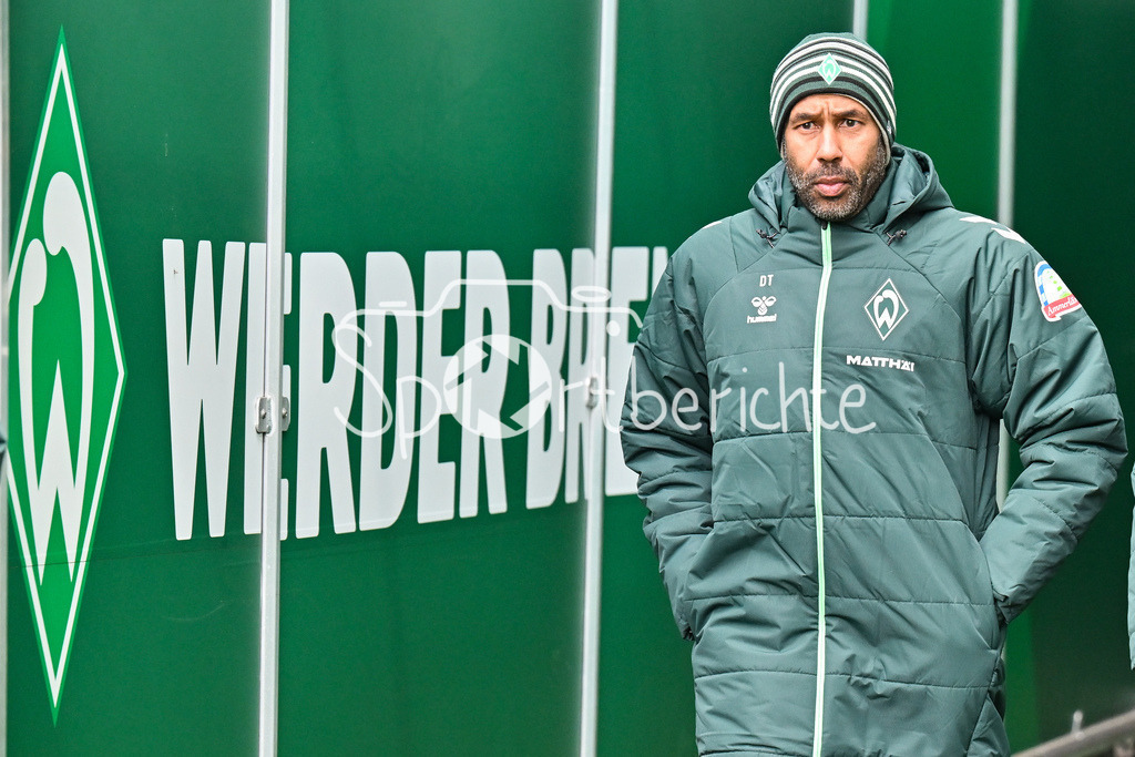 SV Werder Bremen - FC Bayern München | BREMEN, GERMANY - 14. FEBRUARY: im Bild Daniel THIOUNE Trainer SV Werder Bremen / Einzelfoto / Freisteller vor dem Bundesligamatch zwischen dem SV Werder Bremen und dem FC Bayern München am 22. Spieltag im Weserstadion / DFL REGULATIONS PROHIBIT ANY USE OF PHOTOGRAPHS AS IMAGE SEQUENCES AND/OR QUASI-VIDEO