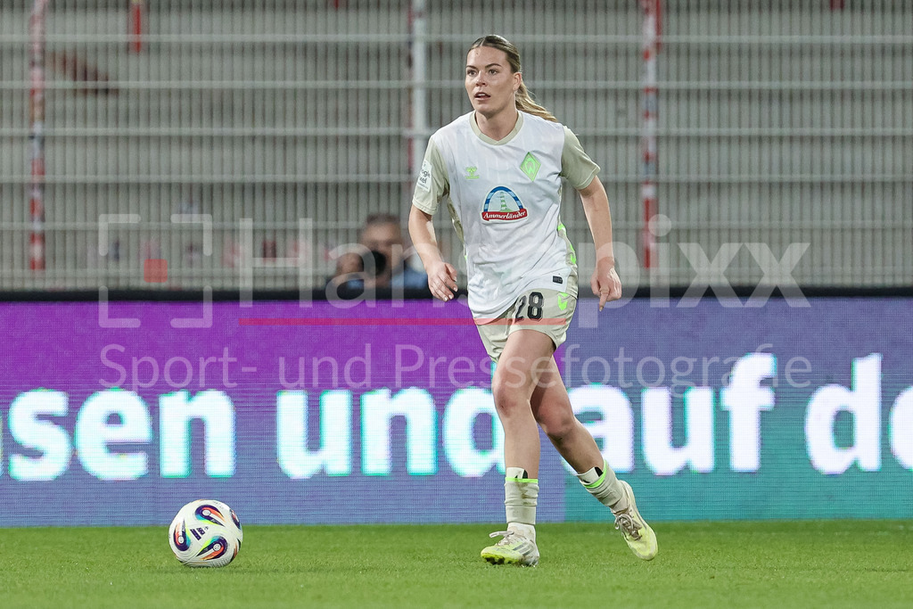 Fussball, Google Pixel Frauen-Bundesliga, 1. FC Union Berlin - SV Werder Bremen | Juliane Wirtz (SV Werder Bremen, 28) am Ball, Freisteller, Einzelbild, Ganzkörper, Aktion, Action, Spielszene, DIE DFB-RICHTLINIEN UNTERSAGEN JEGLICHE NUTZUNG VON FOTOS ALS SEQUENZBILDER UND/ODER VIDEOÄHNLICHE FOTOSTRECKEN. DFB REGULATIONS PROHIBIT ANY USE OF PHOTOGRAPHS AS IMAGE SEQUENCES AND/OR QUASI-VIDEO.