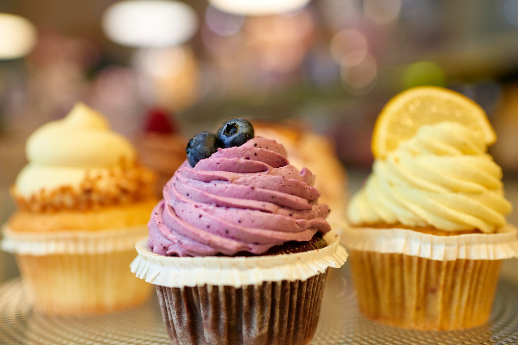 Cup Cakes-Wien | Wien, Austria - October 02, 2017: Cup Cakes, verschiedene bunte Cup Cakes auf einer Etagere. - Realisiert mit Pictrs.com