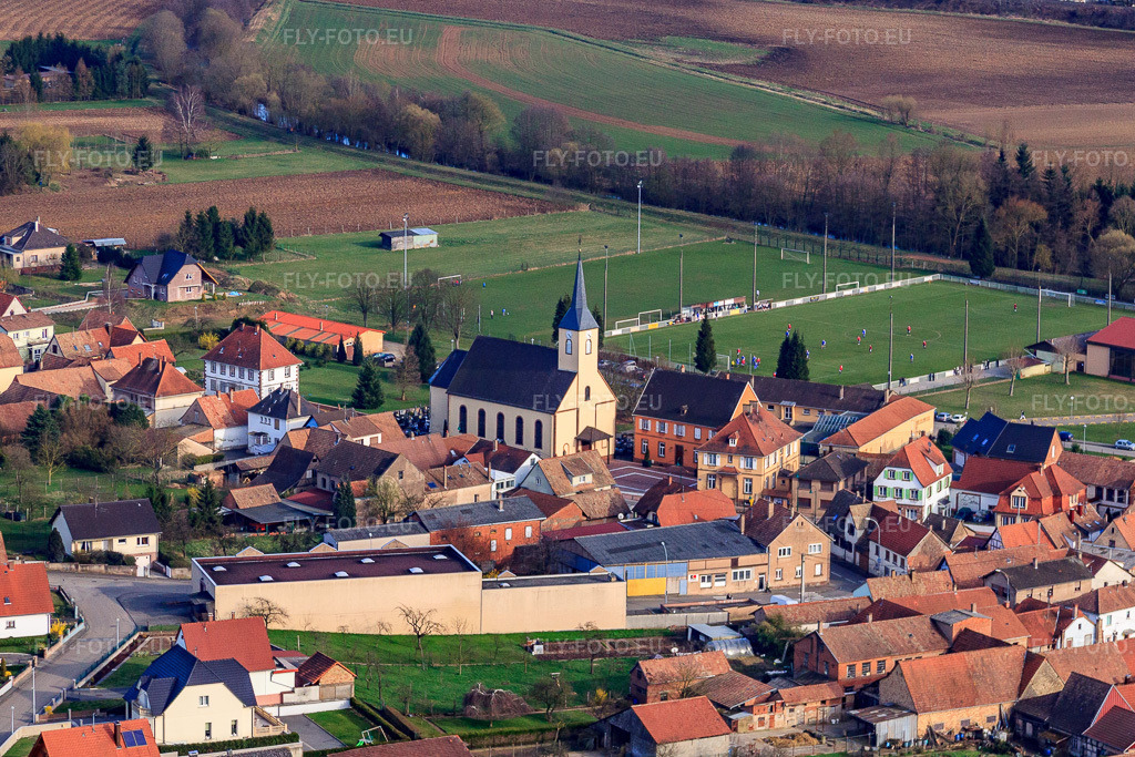 Vue aérienne: Église Uberach et terrain de football de l'ouest à Val-de-Moder dans le département Bas Rhin, France – .Photo: IMG_38658.jpg prise le 20/03/2011 par Werner Riehm/FLY-FOTO.eu – Résolution de l'original: 4411 x 2940 px
