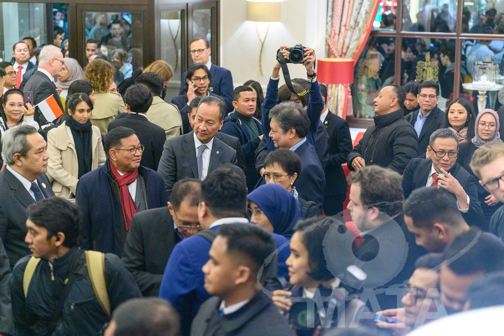 _DWA5507 | Welcoming Jokowi Widodo's arrival by the Indonesian people at Kastens Luisenhof Hotel in the context of the opening of Hannover Messe with Indonesia as Country Partner. Hannover, 15.04.2023 - Realisiert mit Pictrs.com