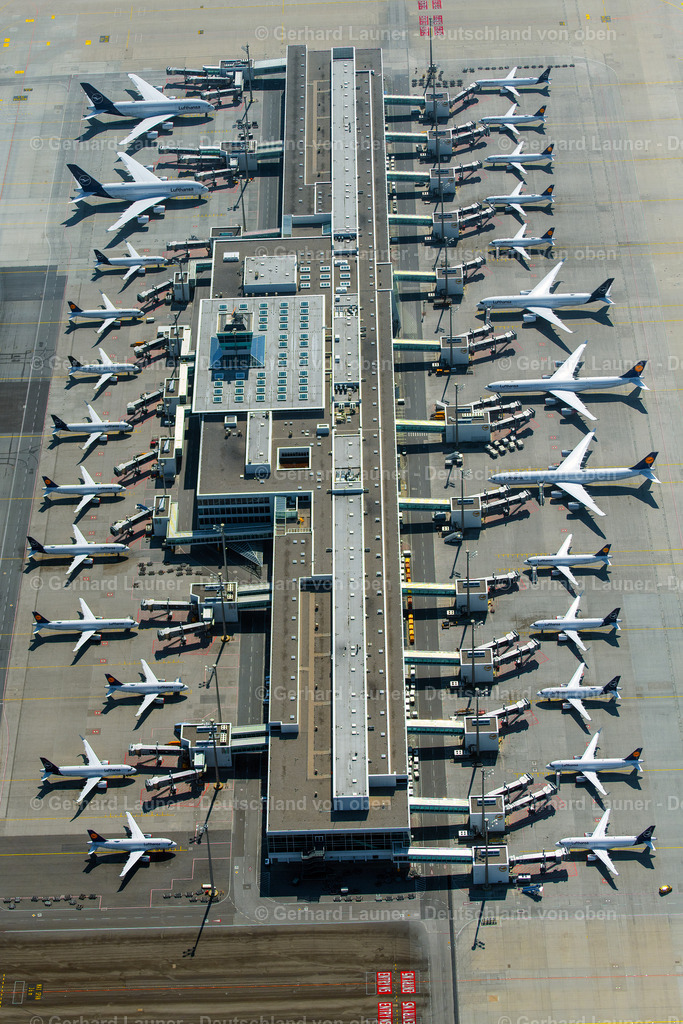 4021237 | Terminal 2 Satellit, MüNCHEN-FLUGHAFEN 08.04.2020 Passagierflugzeuge krisenbedingt stillgelegt auf der Parkpositionen und Abstellfläche auf dem Flughafen in München im Bundesland Bayern, Deutschland. // Passenger aircraft decommissioned due to the crisis on the parking positions and parking space at the airport in Munich in the state Bavaria, Germany. Foto: Gerhard Launer