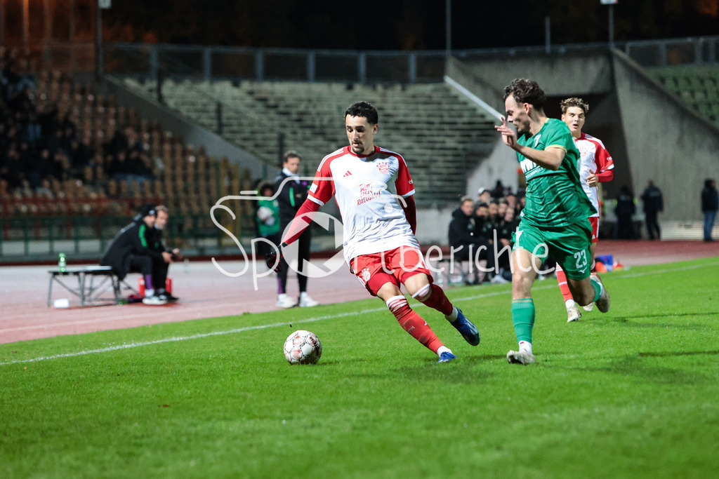 FC Augsburg II - FC Bayern Amateure | Dion BERISHA (FCB #11) im Duell mit Aaron Zehnter (FCA 23) / Zweikampf