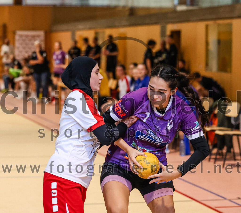 2024-10-13_008_SpVgg_Altenerding_gegen_SC_Freising | Erding, Deutschland, 13.10.2024:Handball, Bezirksoberliga Frauen Altbayern 2024 / 2024, 3. Spieltag, SpVgg Altenerding gegen SC Freising, Endergebnis: 26:35Eduarta Krasnigi (HSG Freising-Neufahrn, #4), Michelle Gruber (SpVgg Altenerding, #7)Foto: Christian Riedel / fotografie-riedel.net