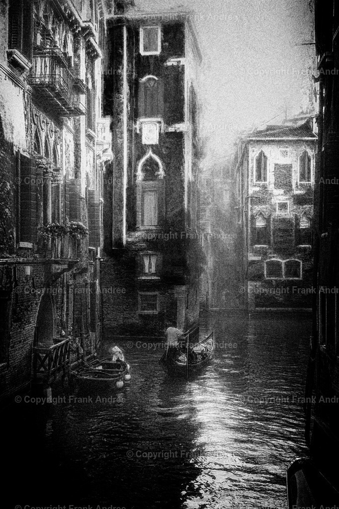 Venedig | Eine Gondel fährt auf einem kleinen Kanal in der Altstadt von Venedig. Impressionistische Straßenfotografie aus Italien. - Realisiert mit Pictrs.com