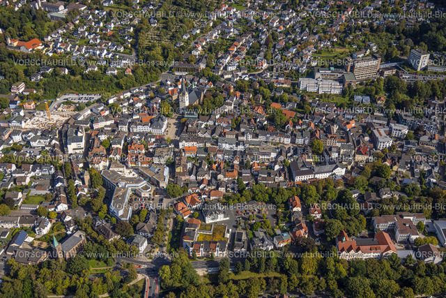 Menden230905583 | Luftbild, Stadtmitte mit Rathaus, kath. Kirche St. Vincenz und St. Vincenz Krankenhaus, Menden, Menden, Sauerland, Nordrhein-Westfalen, Deutschland