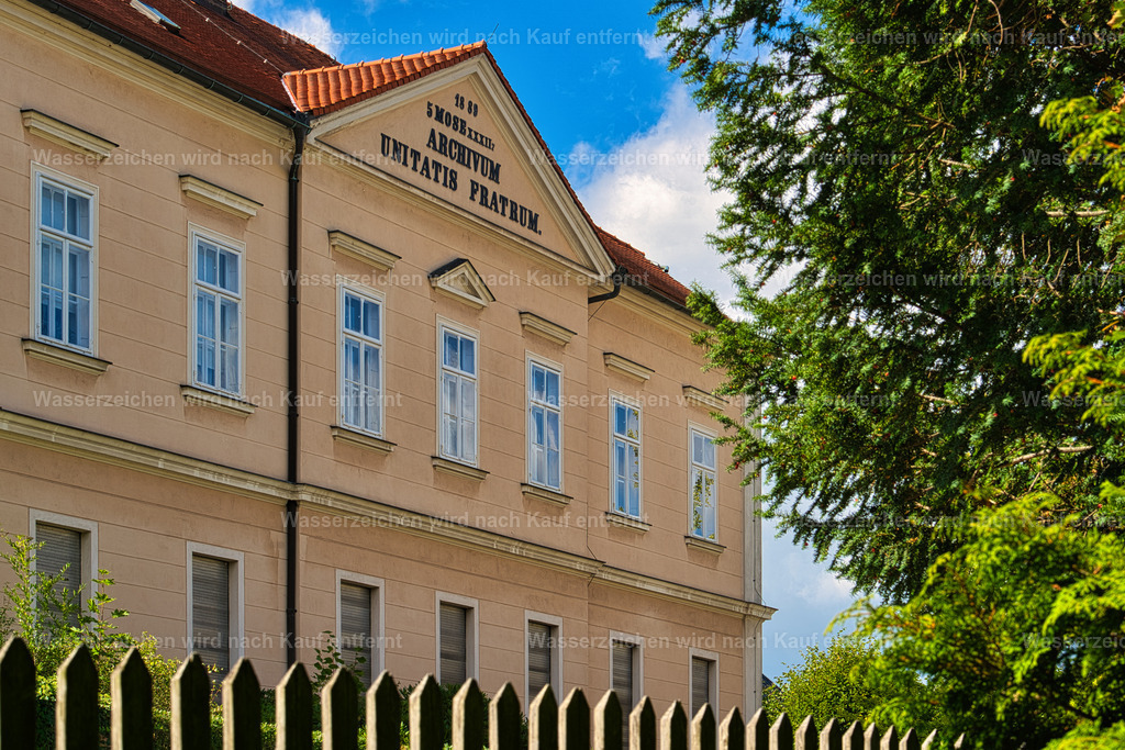 Herrnhut - Unitätsarchiv | Historische Fassade des Unitätsarchivs in Herrnhut – ein prägendes Gebäude der Stadt mit besonderer Bedeutung für die Geschichte der Herrnhuter Brüdergemeine - Realisiert mit Pictrs.com