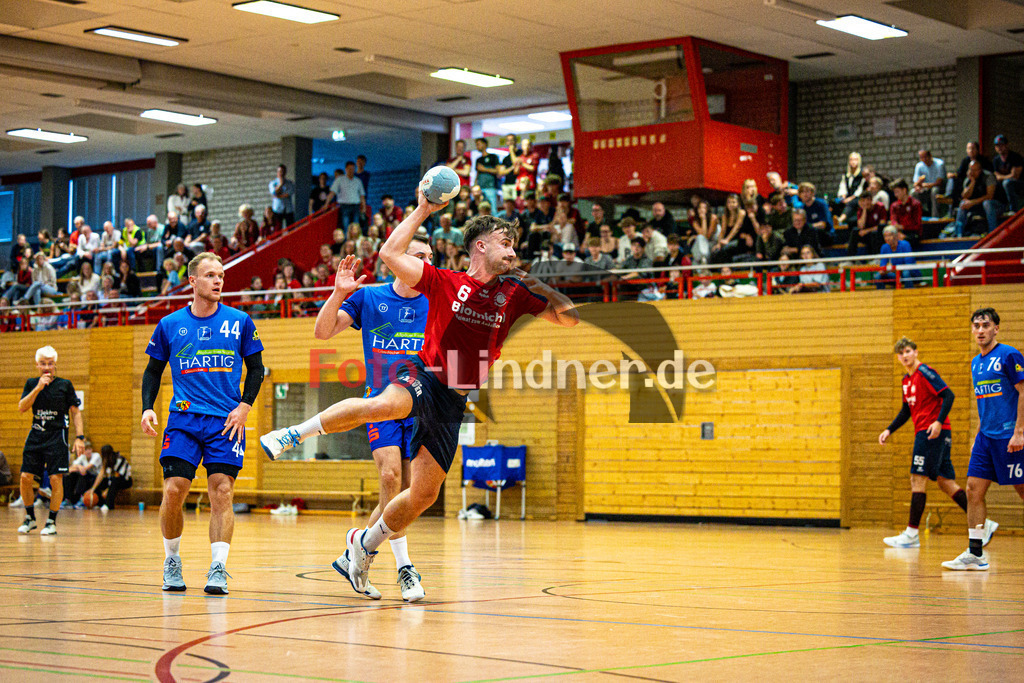 TSV Weiheim gegen SG Kaufbeuren/Neugablonz | Bezirksoberliga Handball Herren 2025/26, TSV Weiheim gegen SG Kaufbeuren/Neugablonz, 20251004,Torwurf Andreas KUNZ (TSV Weilheim 6),2025-10-04 in Weilheim (Jahnhalle)Roman HAGGENMÜLLER (SG Kaufbeuren/Neugablonz 7), Andreas KUNZ (TSV Weilheim 6)Copyright: WolfgangxLindner