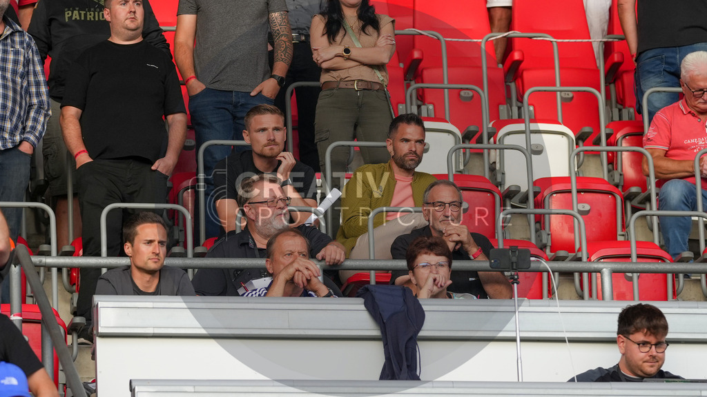 Fußball, Herren, Saison 2025/2026, Regionalliga Nordost, 1. Spieltag, FC Rot-Weiß Erfurt vs. FSV 63 Luckenwalde, Freitag 25.07.2025, Steigerwaldstadion Erfurt, | Fußball, Herren, Saison 2025/2026, Regionalliga Nordost, 1. Spieltag, FC Rot-Weiß Erfurt vs. FSV 63 Luckenwalde, Freitag 25.07.2025, Steigerwaldstadion Erfurt, Im Bild: Robert Zickert (mittlere Reihe l.) und Benjamin Duda /mittlere Reihe r.) sitzen im Steigerwaldstadion und beobachten das Spiel - Realisiert mit Pictrs.com