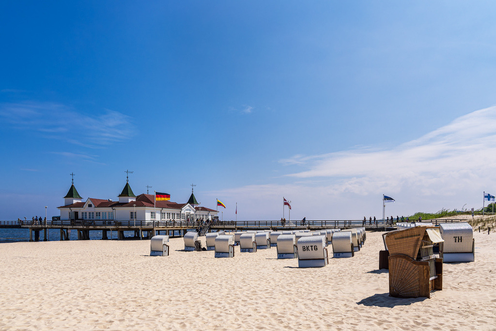 Die Seebrücke und Strandkörbe in Ahlbeck auf der Insel Usedom | Die Seebrücke und Strandkörbe in Ahlbeck auf der Insel Usedom.