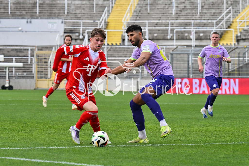 FC Bayern Amateure - FC Würzburger Kickers | im Duell Tim Andreas BINDER (FC Bayern Muenchen II 11) und Ebrahim FARAHNAK (Würzburger Kickers 28) / Zweikampf / Regionalliga Bayern: FC Bayern Amateure - FC Würzburger Kickers; Grünwalder Stadion am 27.09.2025