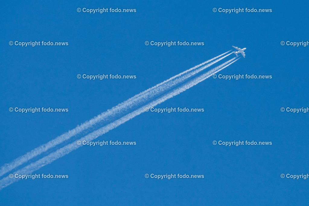 Linz_ Airbus A380 am Himmel_ 11.04.2025-1 | 11.04.2025, LINZ, AUT, A380, im Bild Themenbild, Airbus, A380, Flugzeug, Grossraumflugzeug, Langstreckenflugzeug, Passagiere, Frachtflugzeug, Europaeischer Hersteller Airbus, Transport, Ueberflug, Kondensstreifen, Himmel, Flug von Dubai nach London ueber Oberoesterreich, Wolkenlos, Symbolbild, Feature