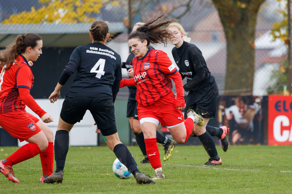 HOHFCH_251109_7284 | 1.FC Heidenheim 1846 II vs. GAST, Fußball, Frauen, Bezirksliga, 2025/2026, X. Spieltag, 03.10.2025 in Heidenheim, Kunstrasen b. Voith-Arena West(Foto: Michael Bulling) - Realisiert mit Pictrs.com
