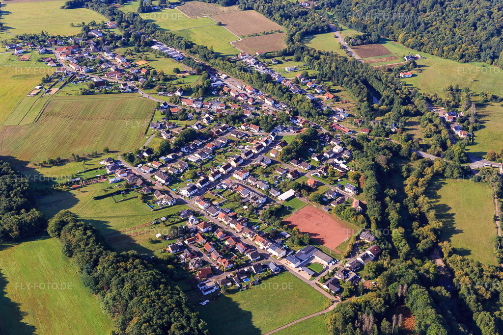 Luftbild: Ortsansicht von Nordosten im Ortsteil Primsweiler in Schmelz im Bundesland Saarland in Deutschland. Foto: IMG_149774.jpg vom 06.09.2025 durch Werner Riehm/FLY-FOTO.de