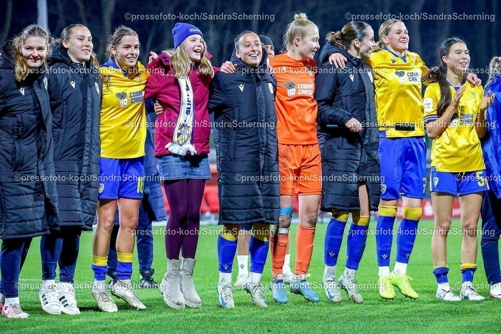 xSSCHx14122501067  | 14.12.2025, xsscx, Frauen Fussball, 1. FC Koeln - FC Carl Zeiss Jena, 1. Fussball Bundesliga, 13. Spieltag, Franz-Kremer-Stadion, Saison 2025 2026: die Spielerinnen von Carl Zeiss Jena feiern ihren ersten Saisonsieg nach dem 0:1 gegen des 1. FC Koeln DFB regulations prohibit any use of photographs as image sequences and or quasi-video. Photo:xSandraxScherningxPressefotoKochx