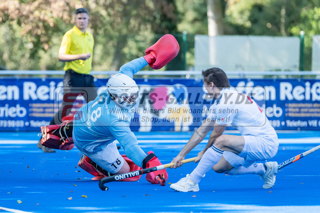 HK_20231001_104931 | 1.Bundesliga Herren Crefelder HTC - Harvestehuder THC am 1.10.2023 CHTC, Krefeld , Brinckmann Anton ( Torwart Harvestehuder THC #18 ) , Acosta Nicolas ( Crefelder HTC #25 )