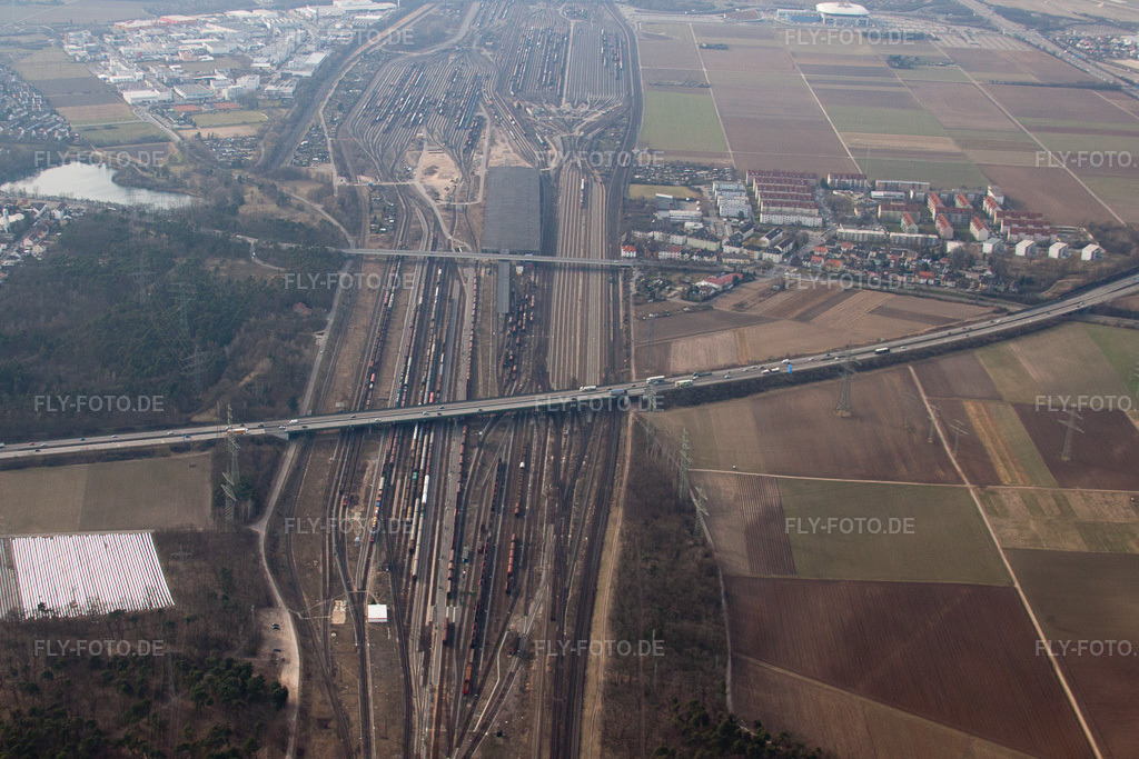 Luftbild: Güterbahnhof im Ortsteil Hochstätt in Mannheim im Bundesland Baden-Württemberg in Deutschland. Foto: IMG_24965.jpg vom 18.03.2010 durch Werner Riehm/FLY-FOTO.de