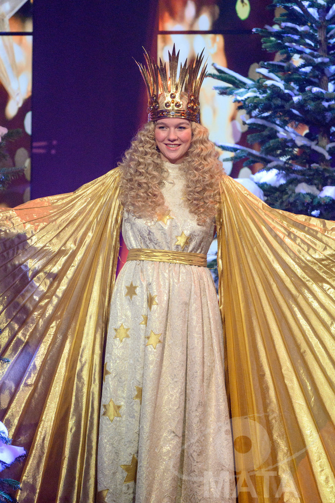 _DWA1525 | Das Nürnberger Christkind Nelli Lunkenheimer bei '30 Jahre Sternstunden-Gala 2023' in der Frankenhalle. Nürnberg, 15.12.2023 - Realisiert mit Pictrs.com