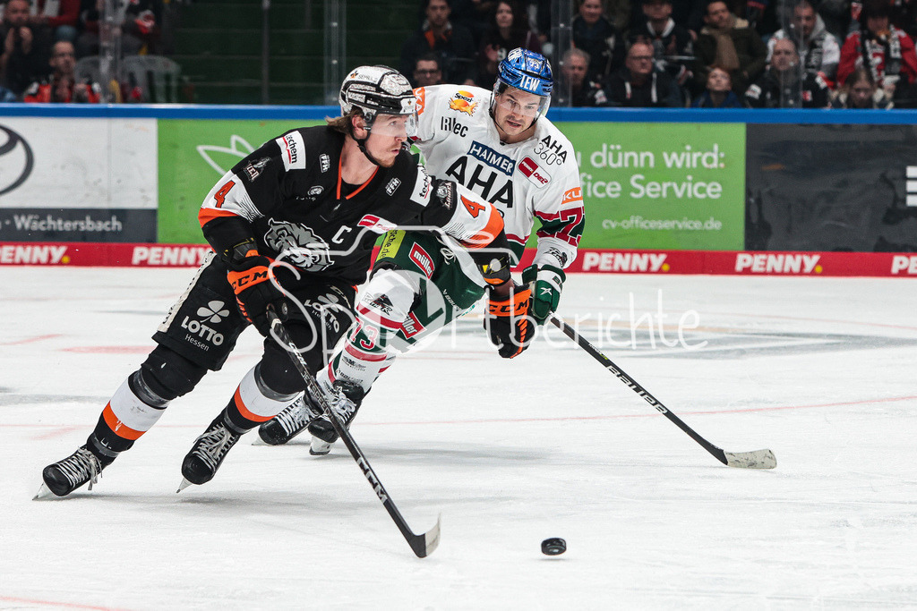 Löwen Frankfurt - Augsburger Panther | Reid McNEILL (FRA #4) im Duell mit Matthew PUEMPEL (AEV #73)