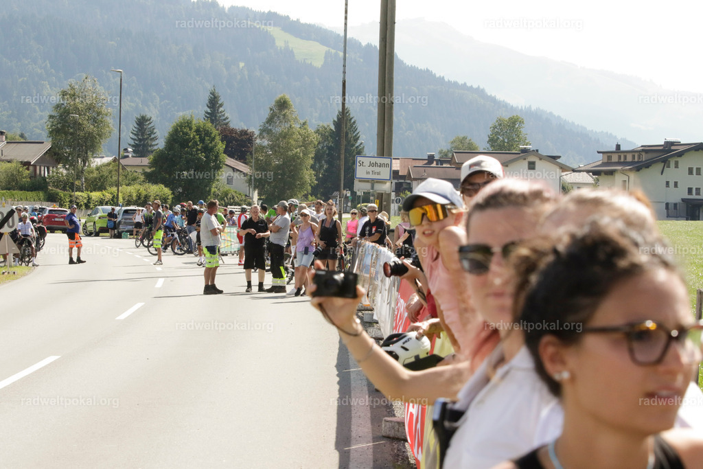 1120_20230817_Bewerb_Maenner_Muehlanger | AUT - OESTERREICH, 2023-08-16: SPORT RENNRAD-FAHREN - 55. INTERNATIONALER RADWELTPOKAL IN ST. JOHANN IN TIROL  - Vintage-Radrennen mit WM-Bronze-Medaillen-Siegerin Christina Schweinberger, den Teilnehmer und Alexander Baumann (vom Orginastions-Team) - TAG 2 BEWERB MAENNER IN SECHS GRUPPEN  ; Foto: Roland Muehlanger