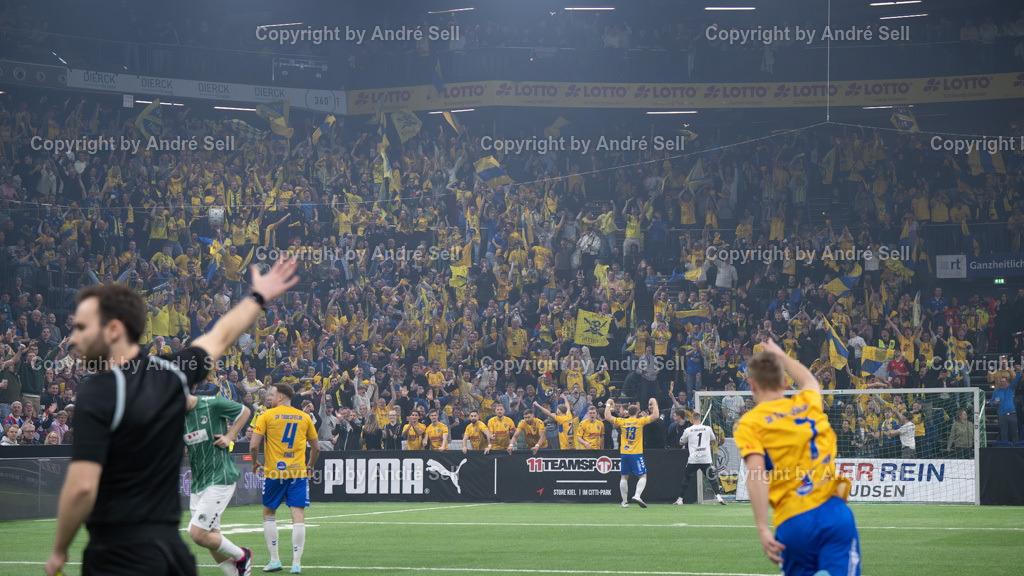 SHFV Lotto Masters 2024 | 20240113_7000, 13.01.2024, SHFV Lotto Masters 2024, Gruppe A, VfB Lübeck II (grün) vs. SV Todesfelde (gelb), Jubel über einen Treffer beim SVT - Realisiert mit Pictrs.com