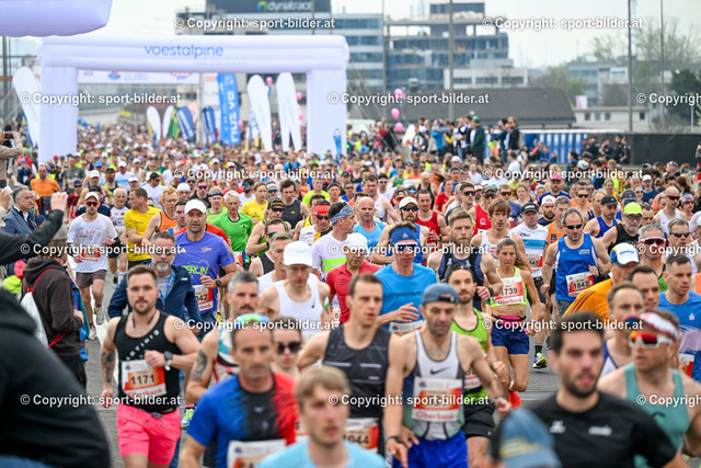 AUT, Leichthatletik, 23. Oberbank Linz Donau Marathon 2024 | 13.04.2025, LINZ, AUT, Leichtathletik, 23. Oberbank Linz Donau Marathon 2025, im Bild Start Marathon, Teilnehmer, Lauefer