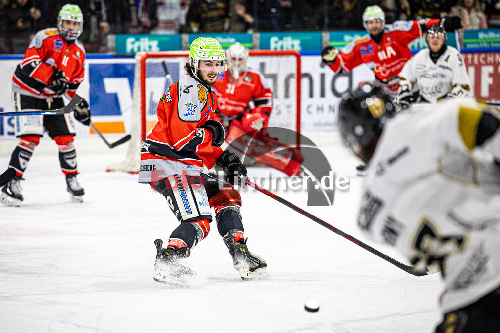 TSV Peißenberg MINERS gegen EHC Königsbrunn PINGUINE | Eishockey Bayernliga Herren Playoffs Viertelfinale 2024/25 - Spiel 6 von 7, TSV Peißenberg MINERS gegen EHC Königsbrunn PINGUINE, 20250221,Block von Lynnden PASTACHAK (MINERS 96),2025-02-21 in Peißenberg (Eisstadion Peißenberg)Lynnden PASTACHAK (MINERS 96)Copyright: WolfgangxLindner foto-lindner.de