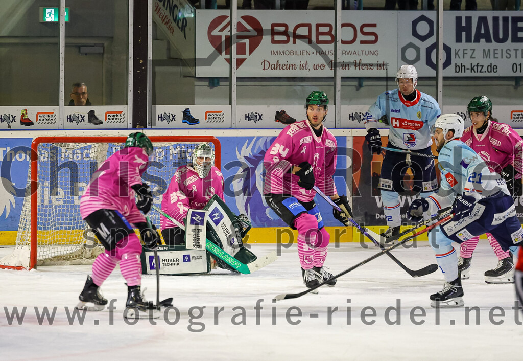 2025-10-05_131_TSV_Erding_gegen_Heilbronner_Falken | Erding, Deutschland, 05.10.2025:Eishockey, Oberliga Süd 2025 / 2026, 6. Spieltag, TSV Erding gegen Heilbronner Falken, Endergebnis: 3:1Philipp Michl (Erding Gladiators, #77), Torwart Leon Meder (Erding Gladiators, #39), Bastian Cramer (Erding Gladiators, #34), Sebastian Hon (Heilbronner Falken, #21)Foto: Christian Riedel / fotografie-riedel.net