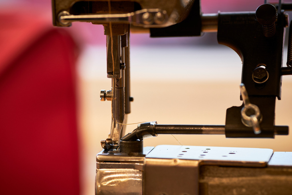 Albert Pattermann Wien | WIen, Austria - February 28, 2020; Albert Pattermann Wien; Detail einer roten Handtasche mit Nähmaschine. - Realisiert mit Pictrs.com