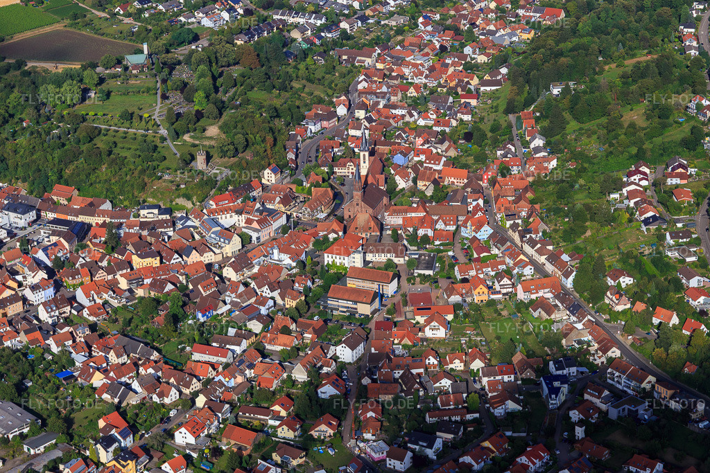 Luftbild: Auferstehungskirche in Weingarten im Bundesland Baden-Württemberg in Deutschland. – Foto: IMG_093394.jpg vom 22.08.2016 durch Werner Riehm/FLY-FOTO.de – Auflösung des Originals: 5472 x 3648 px – Kirchengemeinde Weingarten (Baden)