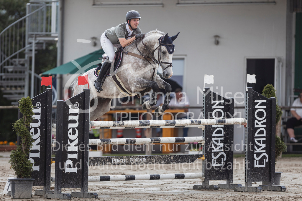 240627_LüPfSpTa_SprPf-M-218 | Deine schönsten Turniermomente als professionelle Fotos! Entdecke hochwertige Pferdesport-Fotografie im Online-Shop. Jetzt Fotos finden & bestellen!