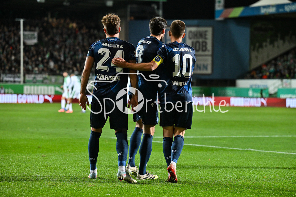 SpVgg Greuther Fürth - Karlsruher SC | FUERTH, GERMANY - OCTOBER 24: Marvin WANITZEK (Karlsruher SC 10) celebrating the goal to 0-3 during the 2. bundesliga match between SpVgg Greuther Fuerth vs. Karlsruher SC on matchday 10 at Sportpark Ronhof Thomas Sommer on October 24, 2025 in Fuerth, Germany / DFL REGULATIONS PROHIBIT ANY USE OF PHOTOGRAPHS AS IMAGE SEQUENCES AND/OR QUASI-VIDEO